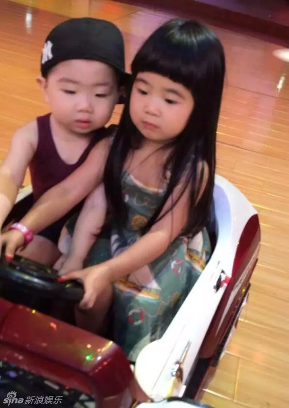 【姐姐長大了!】大馬歌手曹格女兒Grace 「暴風抽高」,變成亭亭玉立小仙女!小編只想讚嘆:好長啊~