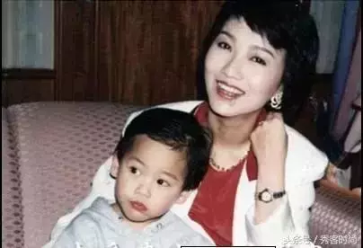 趙雅芝和兒媳婦同框,兒媳婦顏值不輸婆婆!不進娛樂圈實在可惜了!