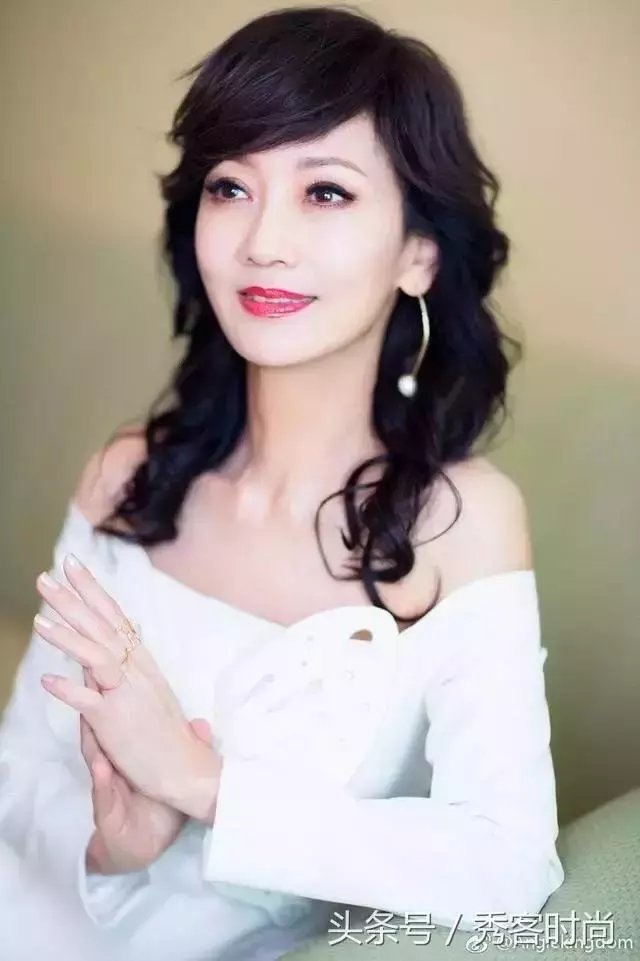 趙雅芝和兒媳婦同框,兒媳婦顏值不輸婆婆!不進娛樂圈實在可惜了!