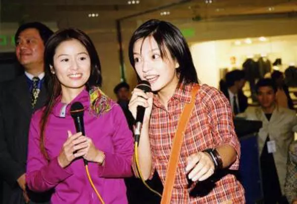 20歲趙薇和20歲林心如,讓你在兩人選一個做老婆,你會選誰?