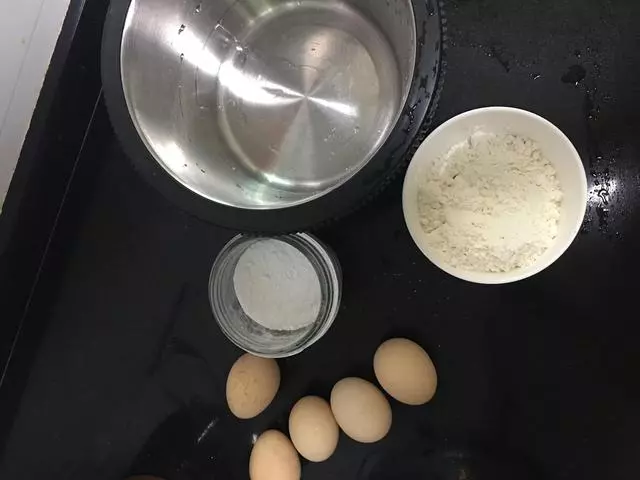 朋友們很多時候說他們蒸蛋糕發得不美,不會發~ 教你只需簡單步驟 *傳統蒸雞蛋糕,發得好美,只需簡單四步驟。。。