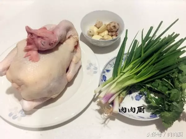 婆婆家中祖傳秘制白切雞~雞皮爽肉滑,清淡鮮美!!吃後感覺雞肉口齒留香,值得推薦~~