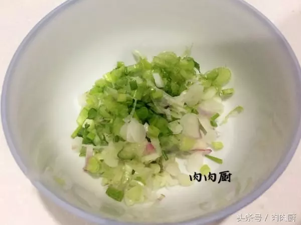 婆婆家中祖傳秘制白切雞~雞皮爽肉滑,清淡鮮美!!吃後感覺雞肉口齒留香,值得推薦~~