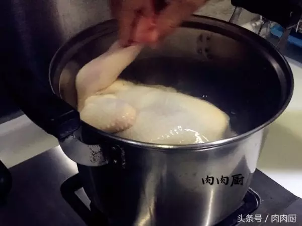 婆婆家中祖傳秘制白切雞~雞皮爽肉滑,清淡鮮美!!吃後感覺雞肉口齒留香,值得推薦~~