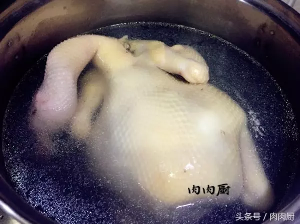 婆婆家中祖傳秘制白切雞~雞皮爽肉滑,清淡鮮美!!吃後感覺雞肉口齒留香,值得推薦~~