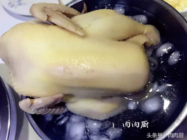 婆婆家中祖傳秘制白切雞~雞皮爽肉滑,清淡鮮美!!吃後感覺雞肉口齒留香,值得推薦~~