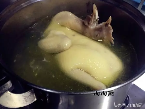 婆婆家中祖傳秘制白切雞~雞皮爽肉滑,清淡鮮美!!吃後感覺雞肉口齒留香,值得推薦~~