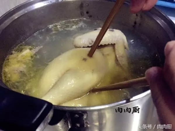 婆婆家中祖傳秘制白切雞~雞皮爽肉滑,清淡鮮美!!吃後感覺雞肉口齒留香,值得推薦~~