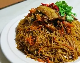 【罐頭扣肉米粉】要如何把米粉炒的Q,不結團不沾鍋其實是很簡單。