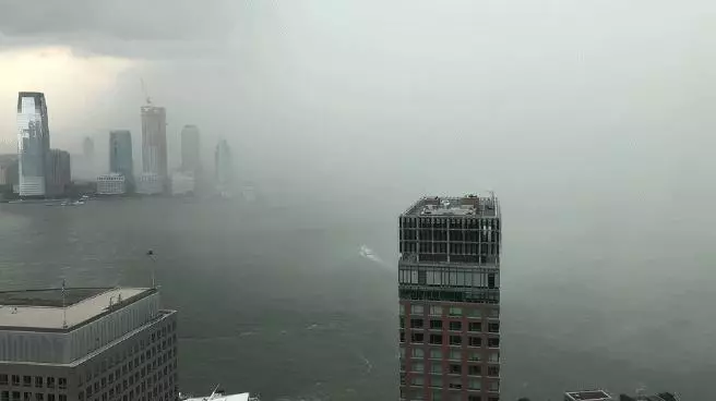 美國紐約:烏雲突然「掉下來」似銀河墜地,網友齊呼神奇