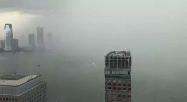美國紐約:烏雲突然「掉下來」似銀河墜地,網友齊呼神奇