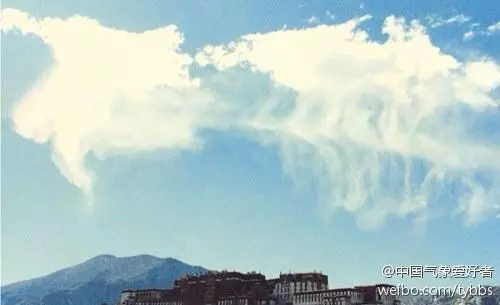 美國紐約:烏雲突然「掉下來」似銀河墜地,網友齊呼神奇