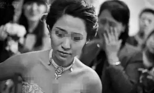 遠嫁女兒受委屈,打電話回家沒人接,次日家裡來兩車人,女兒愣了