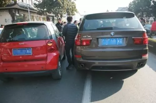 遠嫁女兒受委屈,打電話回家沒人接,次日家裡來兩車人,女兒愣了