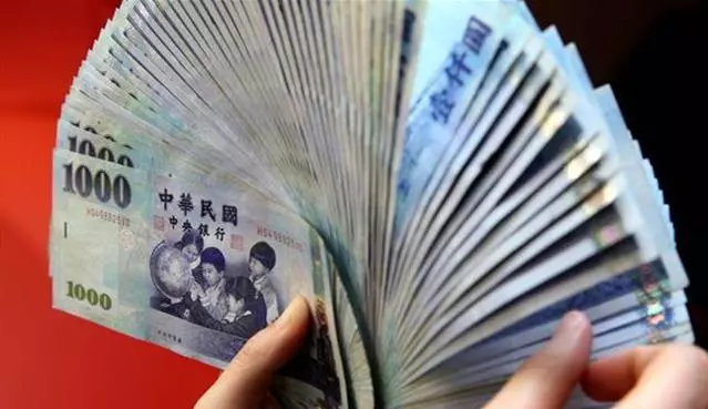 兒子接母親進城享福,卻在飯後讓她付錢,後來才知道是小倆口演的戲