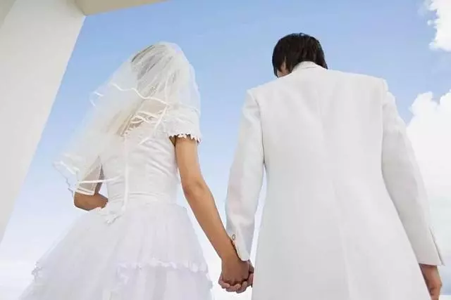前妻去世,我再婚娶城裡老婆,去了趟前丈母娘家,炸了鍋