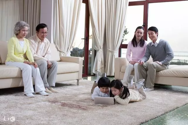 媳婦總給我媽買衣服,一次回家目睹全過程,我心如死灰