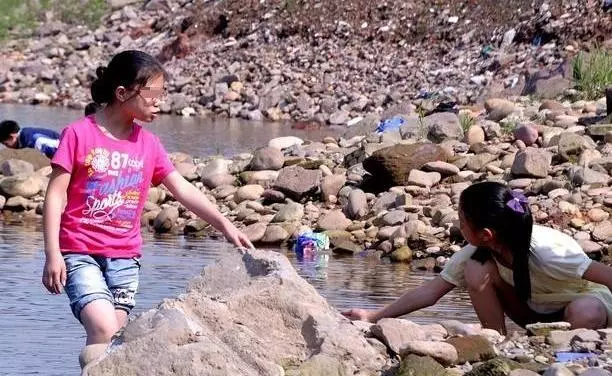 殘疾妹妹去城打工,被城裡姐姐嫌棄,五年後姐妹再見面,姐姐尷尬