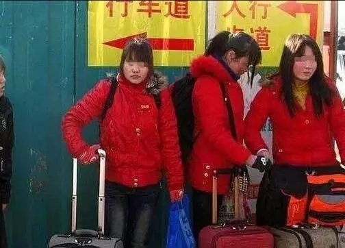 殘疾妹妹去城打工,被城裡姐姐嫌棄,五年後姐妹再見面,姐姐尷尬