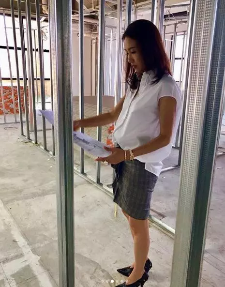 黎姿又現身施工現場,因思考裝修細節,皺起眉頭十分苦惱!