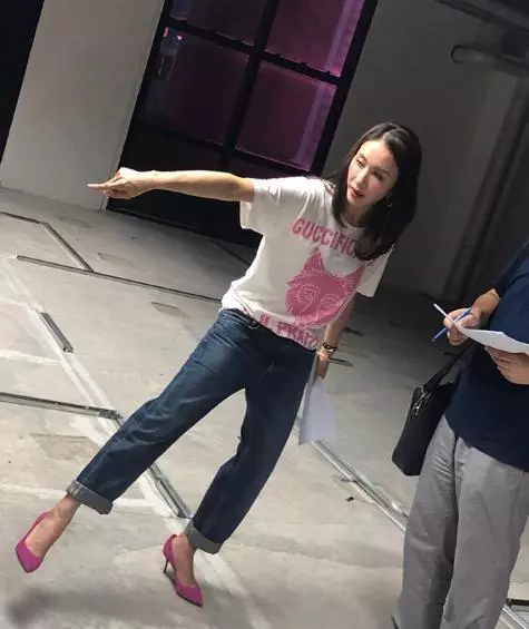 黎姿又現身施工現場,因思考裝修細節,皺起眉頭十分苦惱!