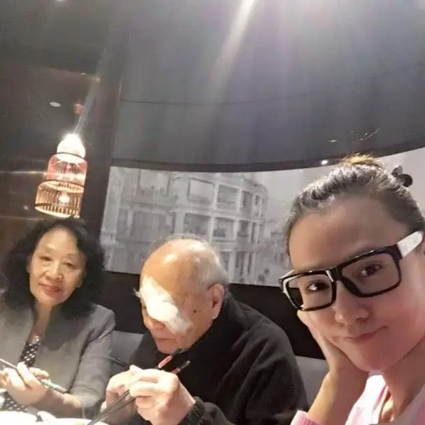 早日康復!TVB女藝人80歲父親再入院,錢花光只好從私立轉公立!