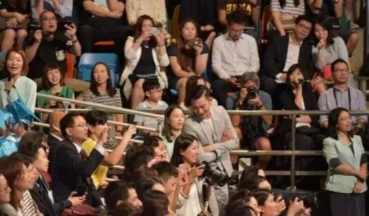 明星孩子的畢業典禮,洪欣兒子比張丹峰還高,最羨慕的是譚詠麟!