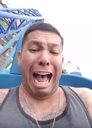 生無可戀!猛男搭雲霄飛車「連暈兩次瞎尿」...狂喊媽媽!過程全錄下 網友笑翻!