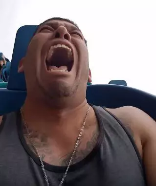 生無可戀!猛男搭雲霄飛車「連暈兩次瞎尿」...狂喊媽媽!過程全錄下 網友笑翻!