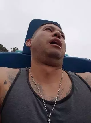 生無可戀!猛男搭雲霄飛車「連暈兩次瞎尿」...狂喊媽媽!過程全錄下 網友笑翻!