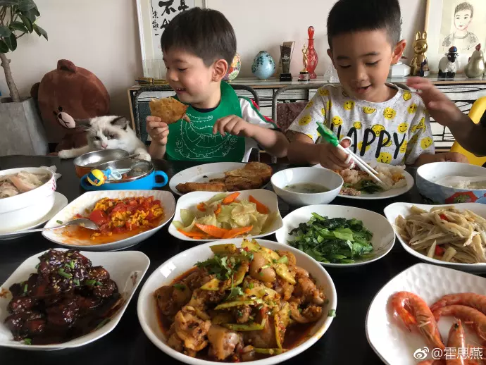 嗯哼同框Jasper畫面曝光!嘟嘴討親親萌樣甜炸粉絲