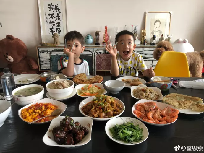 嗯哼同框Jasper畫面曝光!嘟嘴討親親萌樣甜炸粉絲