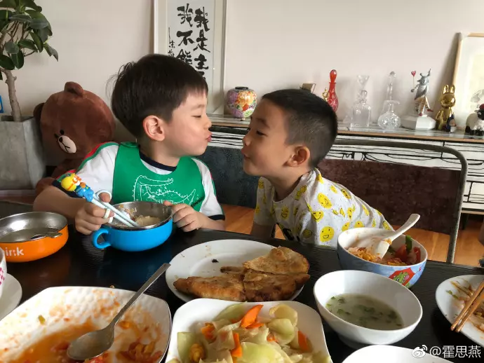 嗯哼同框Jasper畫面曝光!嘟嘴討親親萌樣甜炸粉絲
