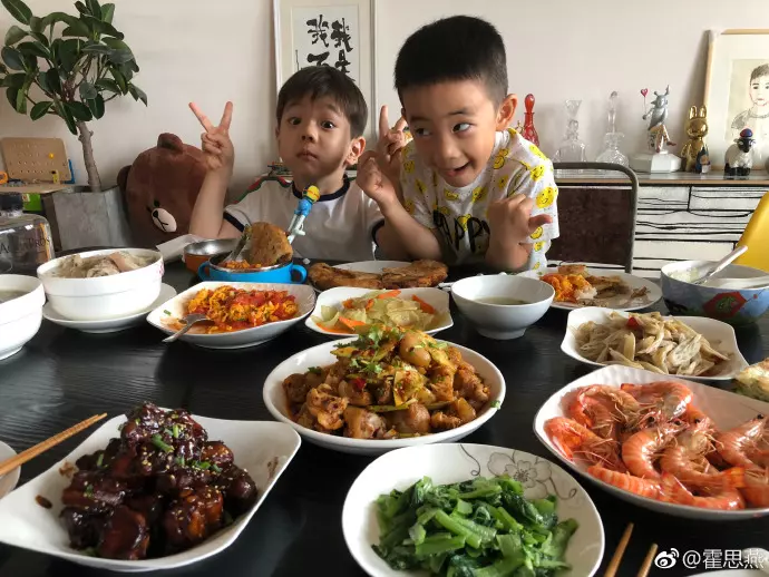 嗯哼同框Jasper畫面曝光!嘟嘴討親親萌樣甜炸粉絲