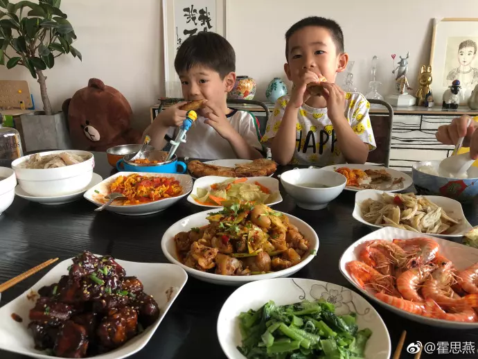 嗯哼同框Jasper畫面曝光!嘟嘴討親親萌樣甜炸粉絲