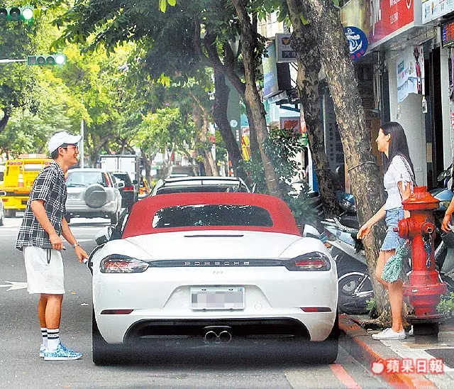 周興哲 違停蜜會精挑鮮肉 駕保時捷伺候女主播 | 蘋果日報