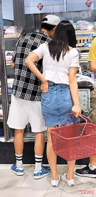 周興哲 違停蜜會精挑鮮肉 駕保時捷伺候女主播 | 蘋果日報