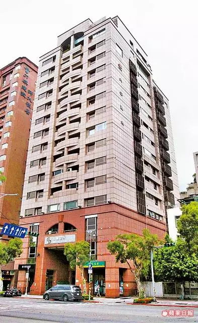 周興哲 違停蜜會精挑鮮肉 駕保時捷伺候女主播 | 蘋果日報