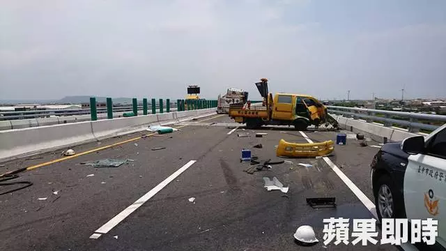 西濱快道兩工程車挨撞 工人1死1命危 | 蘋果日報
