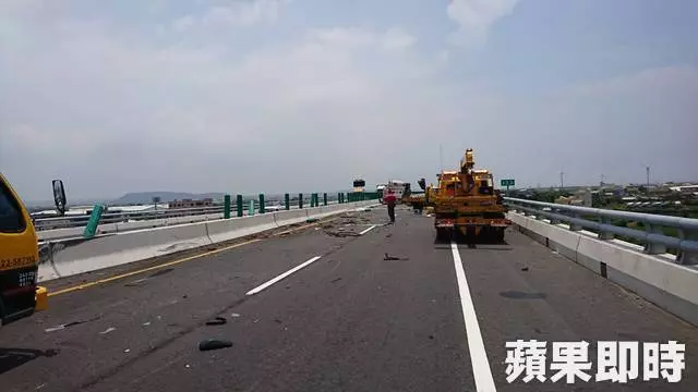 西濱快道兩工程車挨撞 工人1死1命危 | 蘋果日報