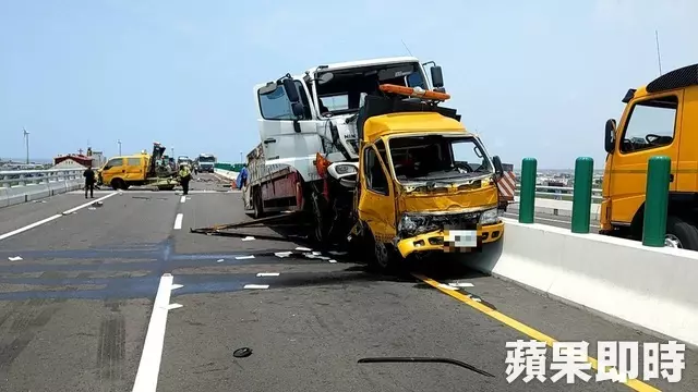西濱快道兩工程車挨撞 工人1死1命危 | 蘋果日報