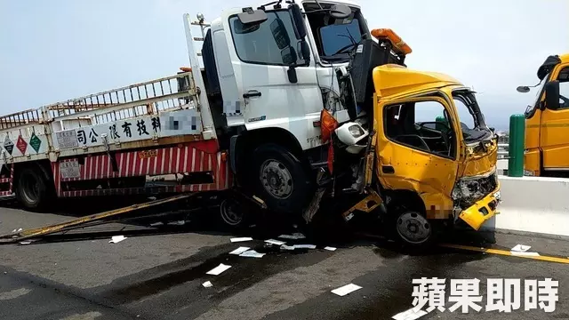 西濱快道兩工程車挨撞 工人1死1命危 | 蘋果日報