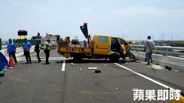 西濱快道兩工程車挨撞 工人1死1命危 | 蘋果日報