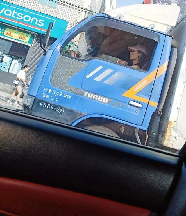 【超殺片】正妹駕貨車 男網友驚:可以娶了 | 蘋果日報