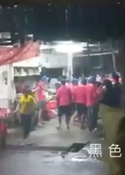 雨中遶境變格鬥賽 網友虧「大雨澆不熄熱情」 | 蘋果日報