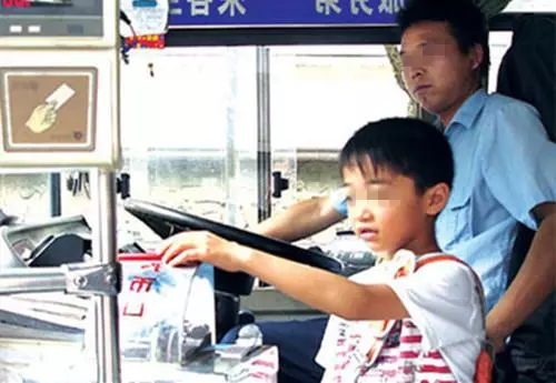 媽媽帶孩子坐公交,剛過3站就被司機趕下車,乘客都說司機做得好