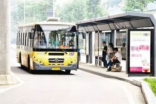 媽媽帶孩子坐公交,剛過3站就被司機趕下車,乘客都說司機做得好