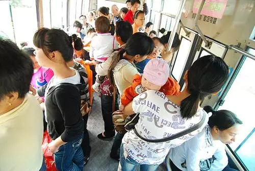 媽媽帶孩子坐公交,剛過3站就被司機趕下車,乘客都說司機做得好