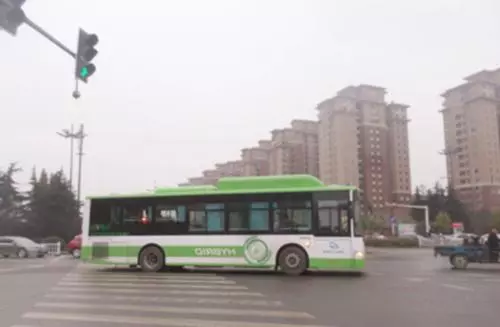 媽媽帶孩子坐公交,剛過3站就被司機趕下車,乘客都說司機做得好