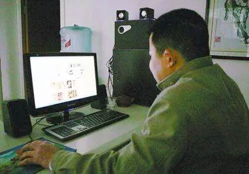 媽媽摔傷,讓高中兒子幫忙做家務,兒子:這是你自己的事情